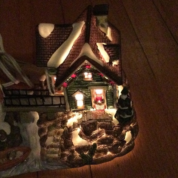 Vintage Santa’s Workbench Towering Cliffs Lighthouse - Picture 12 of 13